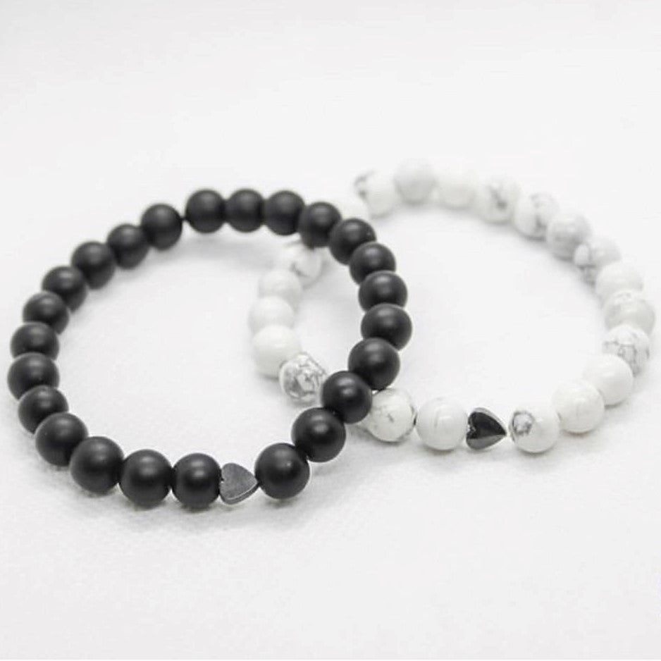 مجموعة أساور على شكل قلب