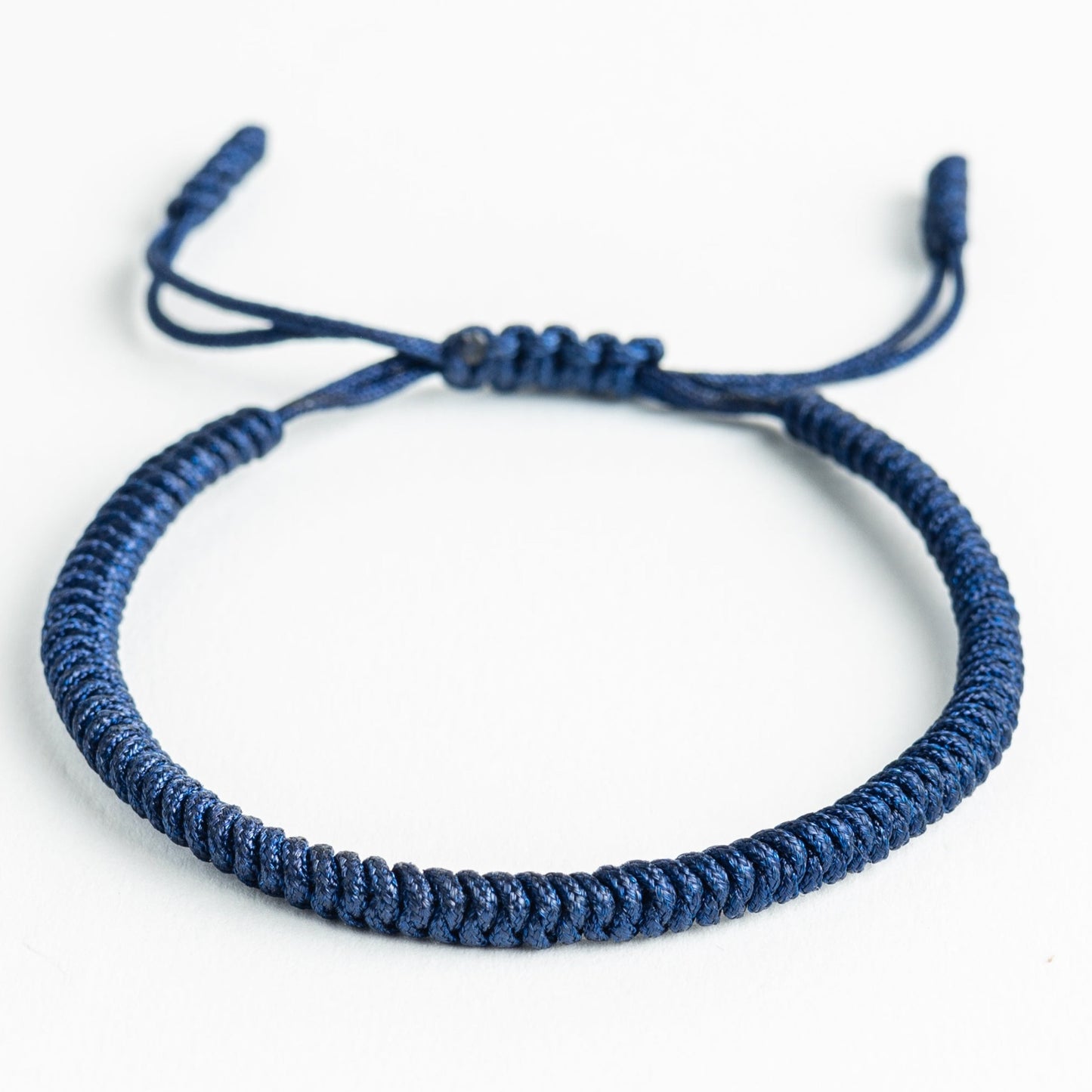 أناقة زرقاء عميقة: سوار تبتي بسيط باللون الأزرق الداكن