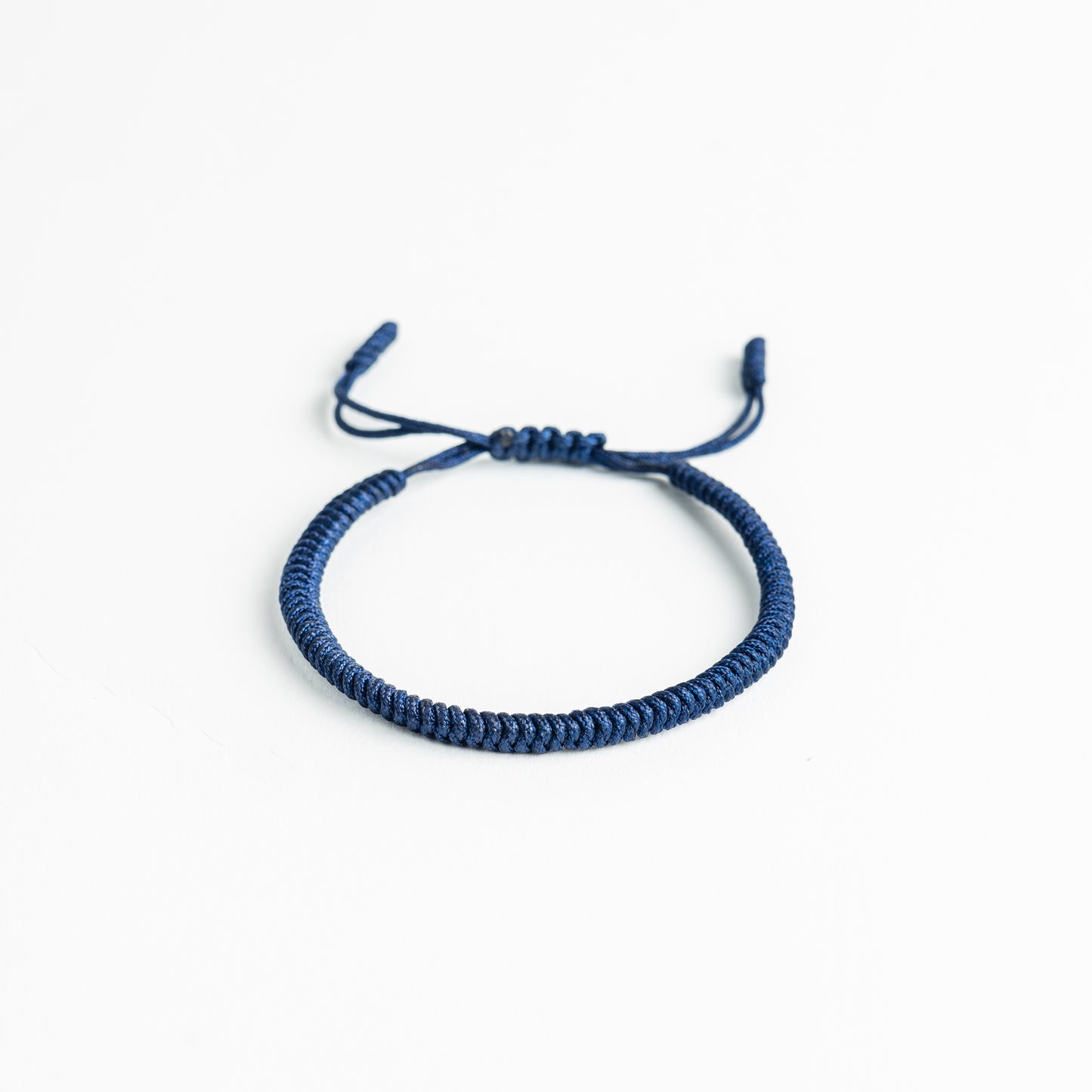 أناقة زرقاء عميقة: سوار تبتي بسيط باللون الأزرق الداكن