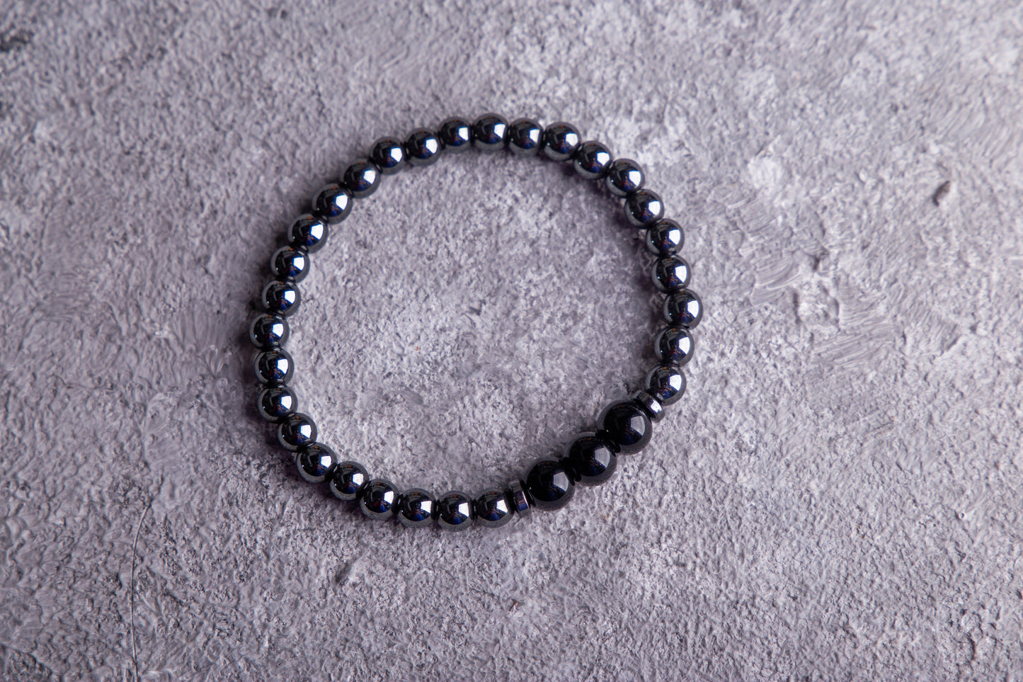 حجر الهيماتيت الأسود مع 3 أحجار أونيكس لامعة