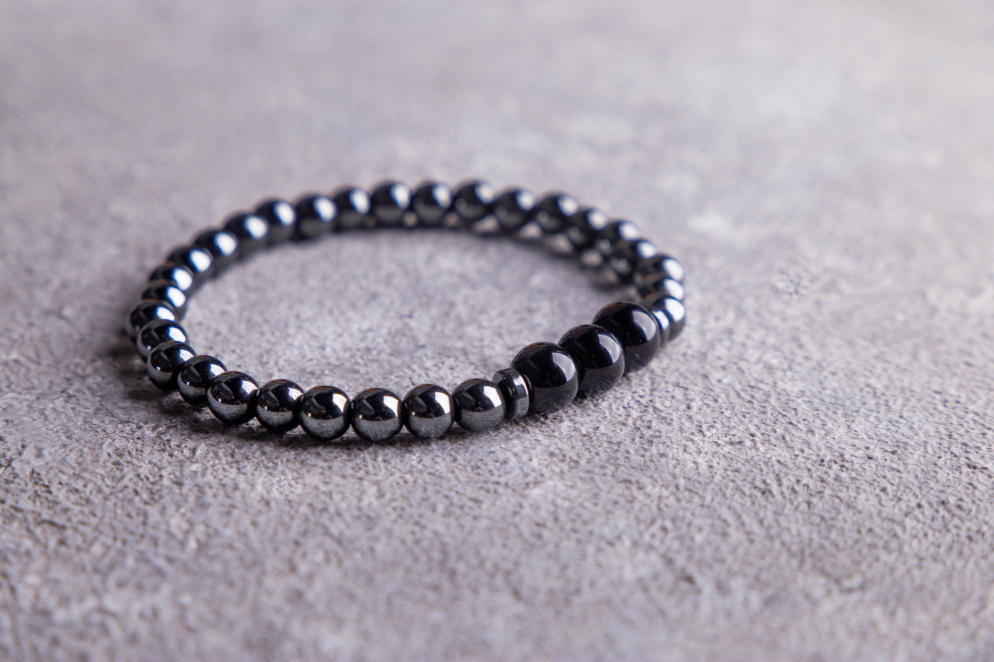 حجر الهيماتيت الأسود مع 3 أحجار أونيكس لامعة