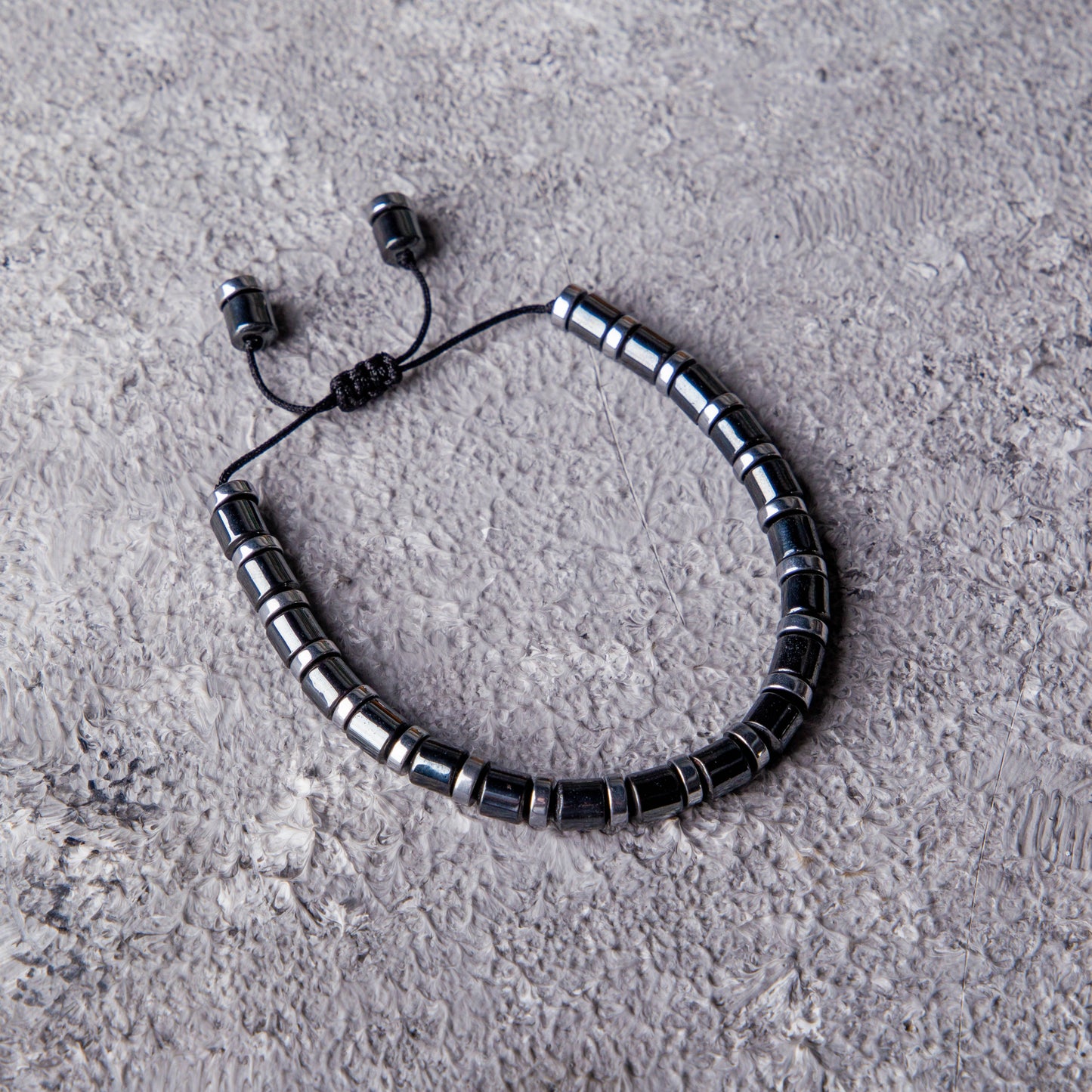 الهيماتيت الفريد باللونين الأسود والفضي